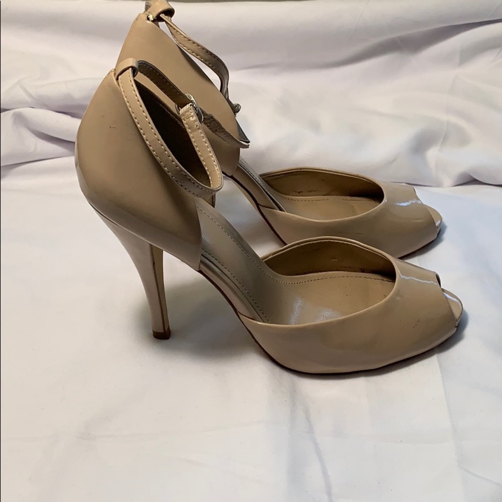 Nude patent leather peep toe pump